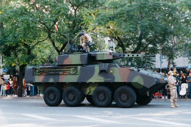Madrid 'deki İspanya Ulusal Günü Ordu Yürüyüşü sırasında Mowag Piranha zırhlı savaş aracı
