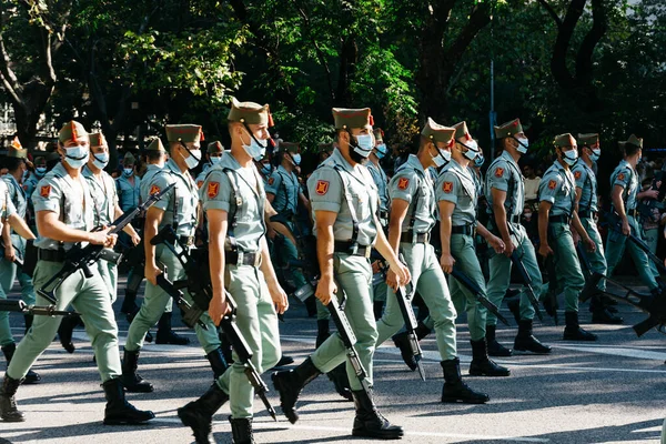 Madrid 'deki İspanya Ulusal Günü Ordu Yürüyüşü sırasında Lejyoner askerleri. — Stok fotoğraf