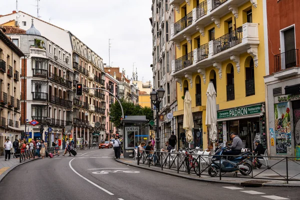Widok na ulicę San Bernardo w dzielnicy Malasana w centrum Madrytu — Zdjęcie stockowe