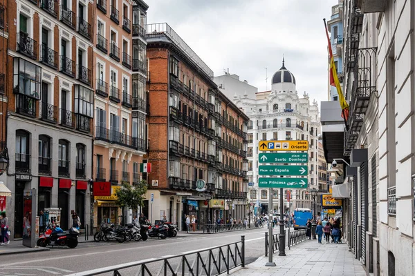 Vista panorámica de la calle San Bernardo en el barrio de Malasana en el centro de Madrid — Foto de Stock