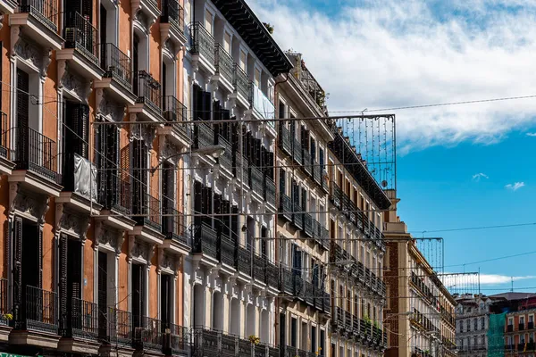 Vista de baixo ângulo do antigo edifício residencial no centro de Madrid — Fotografia de Stock