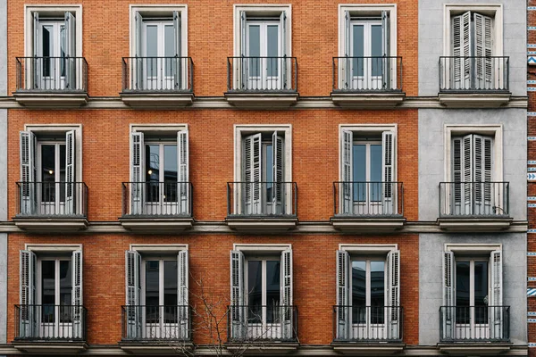 Висота Вид старої розкішної житлової будівлі з цегляним фасадом і балконами — стокове фото