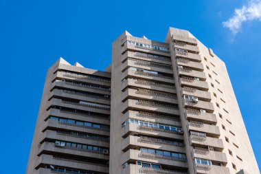 Madrid 'deki Retiro Park' ın önündeki Torre de Valencia yerleşim yeri manzarası