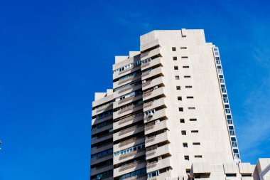 Madrid 'deki Retiro Park' ın önündeki Torre de Valencia yerleşim yeri manzarası