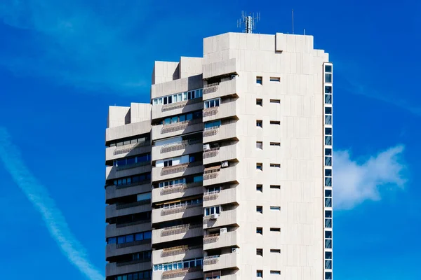 Zicht op Torre de Valencia residentiële wolkenkrabber voor Retiro Park in Madrid — Stockfoto