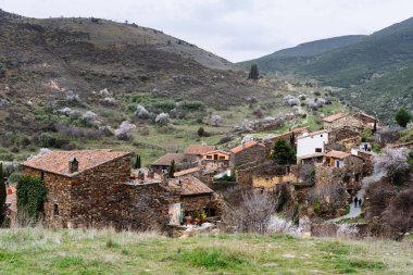 Patones 'un eski ve turistik köyünün manzarası