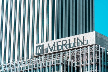 Merlin Emlak tabelası binanın tepesinde