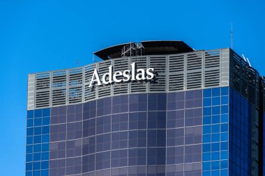 Adeslas Sağlık Şirketi 'nin gökdelenin tepesindeki tabelası