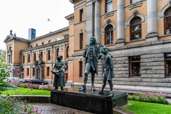 Ludvig Holberg staty i Studenterlundens park i Oslo — Stockfoto