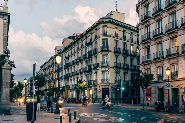 Chueca Quarter 'daki sokak sahnesi Madrid' in merkezinde modayı takip ediyor. Geceleri görünüm