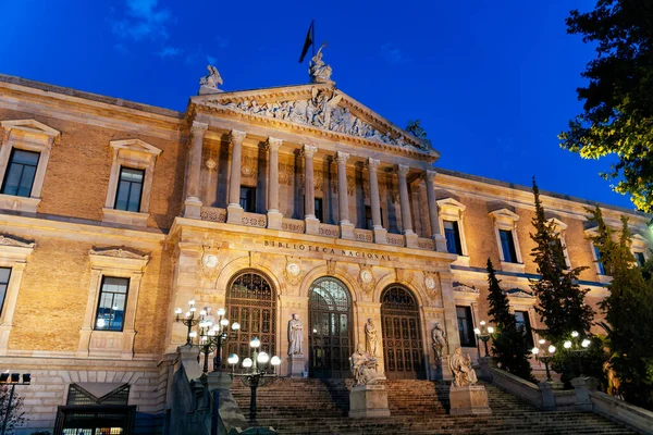 Национальная библиотека Испании в Мадриде ночью — стоковое фото