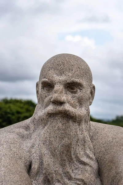 Skulptur av Gustav Vigeland i Frognerparken, en berömd offentlig park i Oslo — Stockfoto