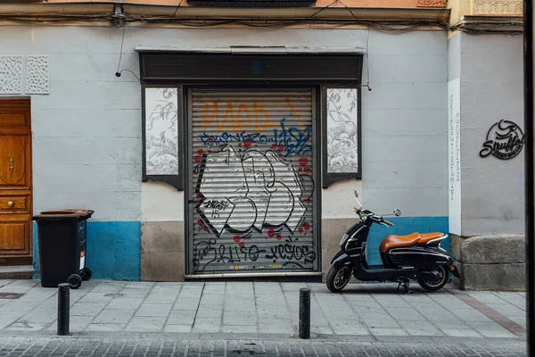 Street scen i Chueca Quarter en trendig kvartal i Madrid — Stockfoto