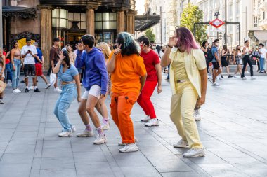 Madrid 'de Gran Via Caddesi' nde Dans Eden Genç Yetişkinler Grubu