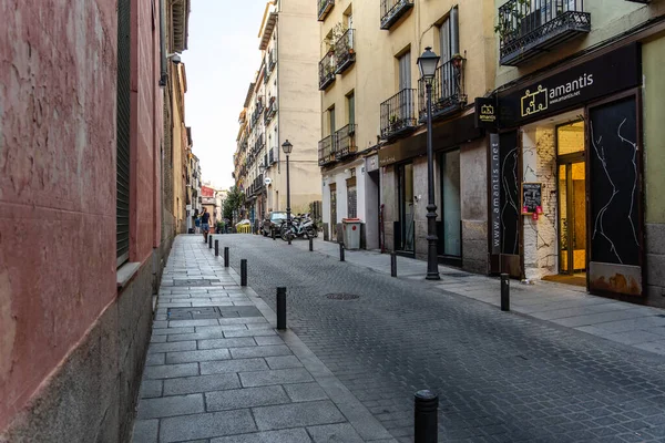 Escena callejera en el barrio de Chueca un barrio de moda en Madrid — Foto de Stock