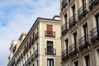 Madrid 'de gökyüzüne karşı eski apartman cephesi