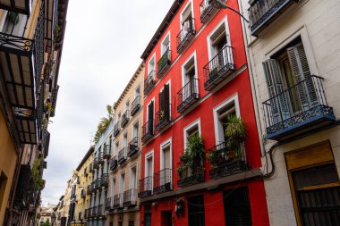 Madrid 'de gökyüzüne karşı eski apartman cephesi