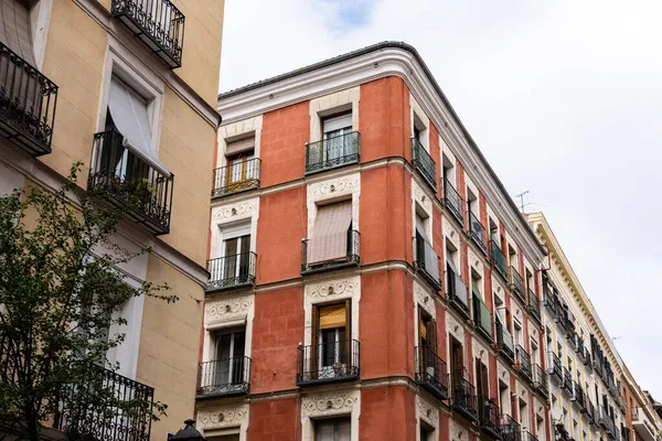 Antigua fachada del edificio residencial contra el cielo en Madrid — Foto de Stock