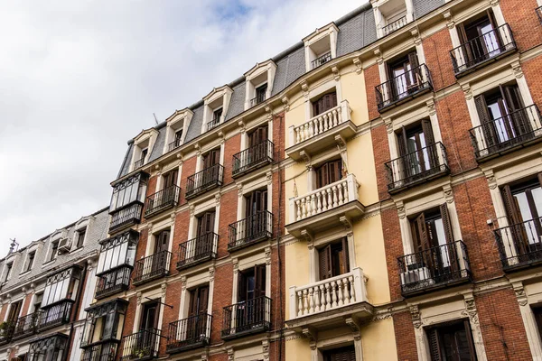 Madrid 'de gökyüzüne karşı eski apartman cephesi — Stok fotoğraf