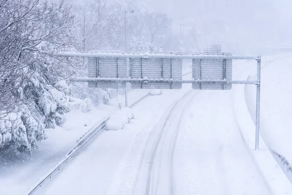 Utsikt över en motorväg i staden täckt av snö under kraftigt snöfall — Stockfoto