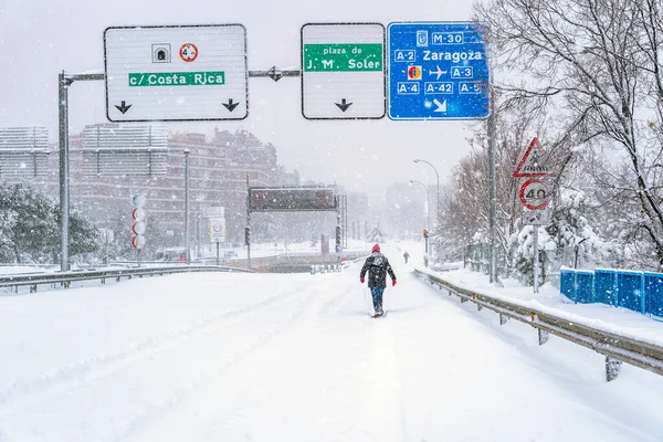 Folk går på stadens gata täckt av snö under kraftigt snöfall — Stockfoto