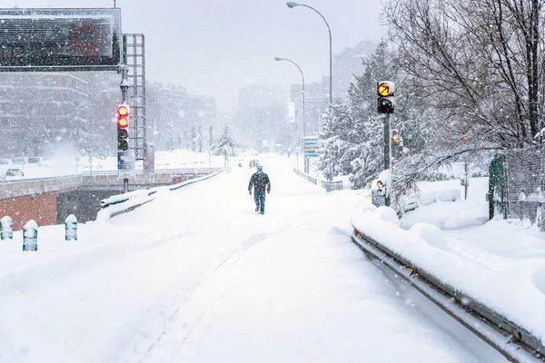 Folk går på stadens gata täckt av snö under kraftigt snöfall — Stockfoto