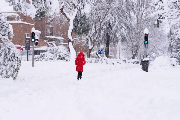 Människor på en stadsgata täckt av snö under kraftiga snöfall storm i Madrid — Stockfoto