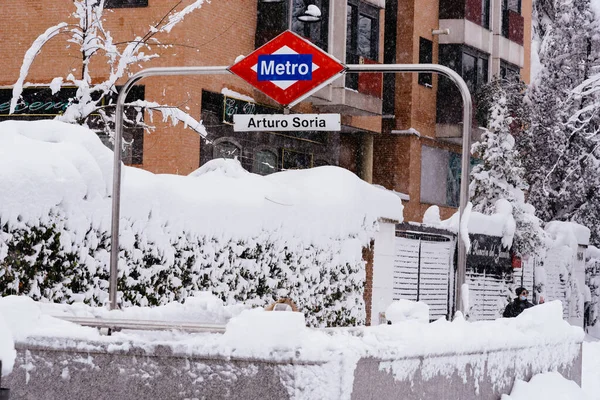 Estación de metro de Arturo Soria cubierta de nieve durante una fuerte tormenta de nieve Filomena en Madrid — Foto de Stock