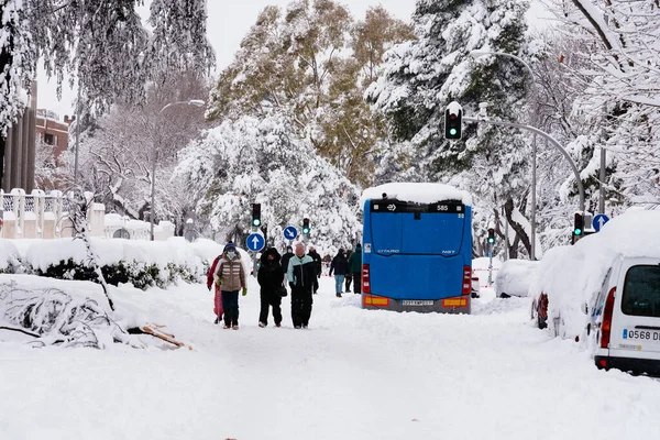 Buss fångad på gatan under kraftiga snöfall stormen Film i Madrid — Stockfoto