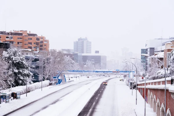 Carretera cubierta de nieve con coches atrapados durante la fuerte tormenta de nieve Filomena en Madrid — Foto de Stock