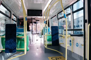 Madrid 'de modern bir otobüsün iç görünümü