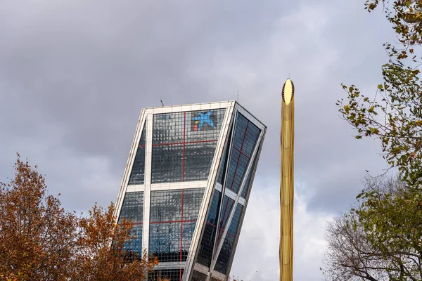 Utsikt över modern kontorsbyggnad och gyllene obelisk i Madrid. Lutande torn — Stockfoto