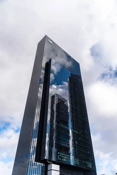 Arranha-céu da Universidade IE em Cuatro Torres Área de Negócios em Madrid — Fotografia de Stock