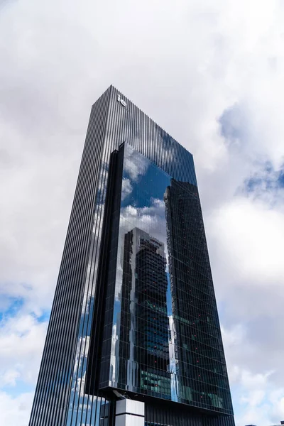 Madrid 'deki Cuatro Torres İş Alanındaki IE Üniversitesi gökdeleni — Stok fotoğraf