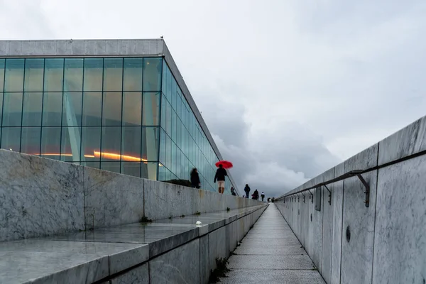 Außenansicht des Opernhauses in Oslo — Stockfoto