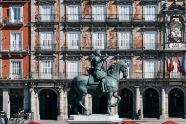 Madrid şehir merkezindeki Plaza Belediye Başkanı Meydanı 'nda İspanya Kralı III. Philip' in Binicilik Heykeli