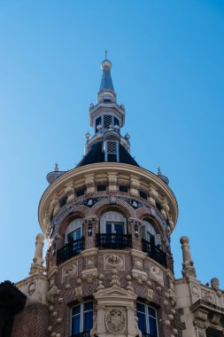 Orta Madrid 'deki Canalejas Meydanı' nda Meneses Binası