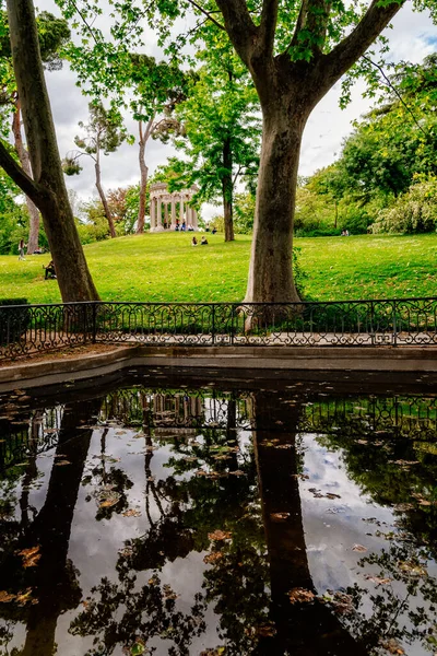 Vue panoramique du parc Capricho à Madrid — Photo