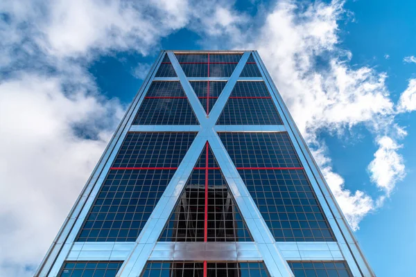 Madrid 'deki modern ofis gökdeleninin dış görünüşü. Eğik kule — Stok fotoğraf