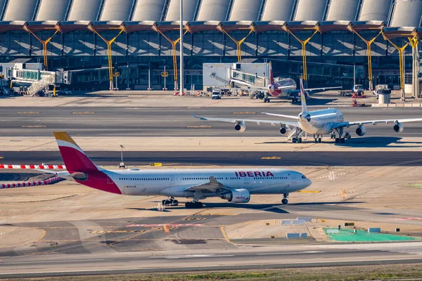 Aeronaves Iberia en las pistas del aeropuerto Adolfo Suárez Madrid-Barajas — Foto de Stock