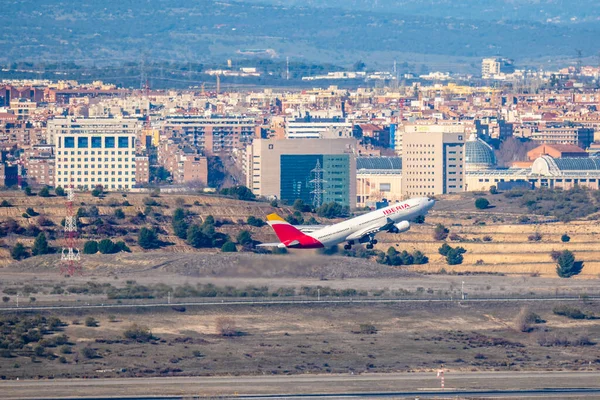 Aerolínea Iberia despega desde el aeropuerto Adolfo Suárez Madrid-Barajas — Foto de Stock