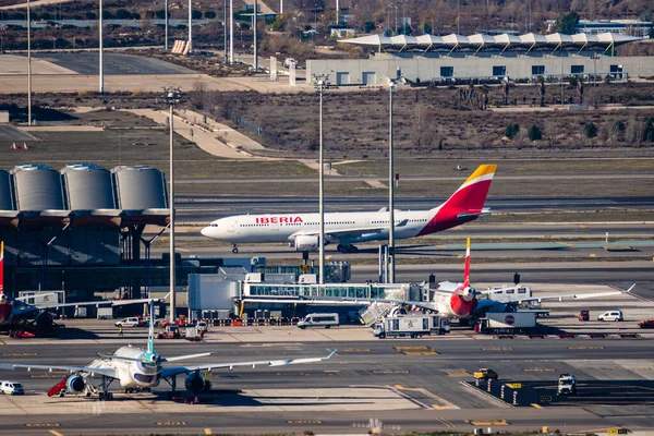 Aeronaves Iberia en las pistas del aeropuerto Adolfo Suárez Madrid-Barajas — Foto de Stock