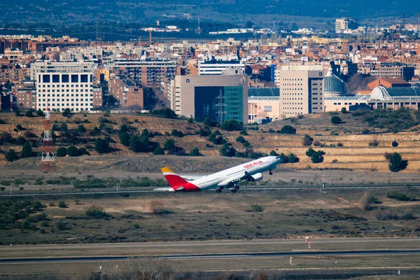 Aerolínea Iberia despega desde el aeropuerto Adolfo Suárez Madrid-Barajas — Foto de Stock
