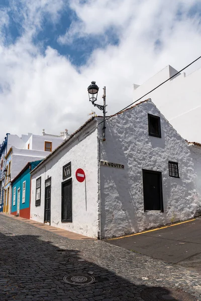 Typical houses in the traditional La Canela Quarter in Santa Cruz de la Palm — Stock Photo, Image