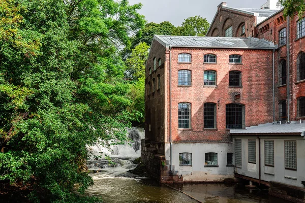 Old industrial building and waterfall in Oslo — Stockfoto