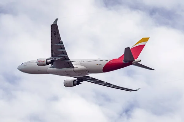 Airbus A330-300 passenger aircraft of the airline Iberia flying after takeoff — Foto de Stock