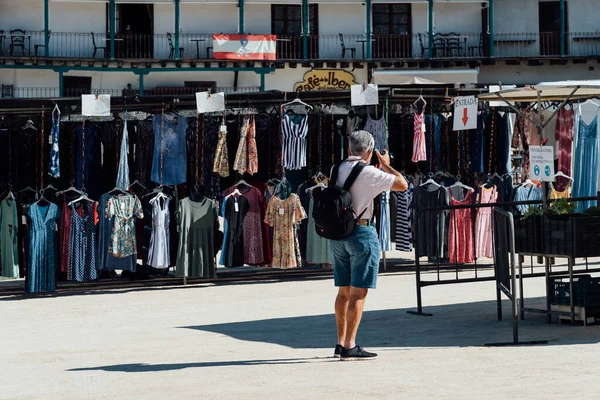 Photographe prend des photos au marché de rue sur la Plaza Mayor de Chinchon — Photo