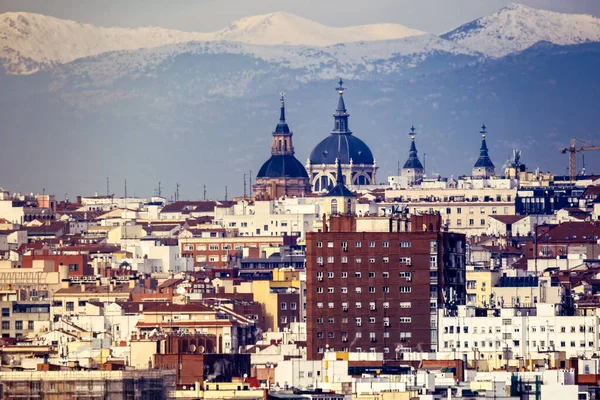 Paisaje urbano panorámico de Madrid, vista frente a la cordillera de Guadarrama — Foto de Stock