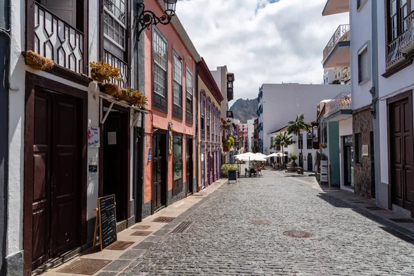 Calle comercial con tiendas y restaurantes en el casco antiguo de Santa Cruz de La Palma — Foto de Stock