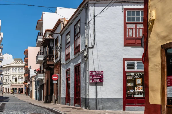 Strada dello shopping con negozi e ristoranti nel centro storico di Santa Cruz de La Palma — Foto Stock